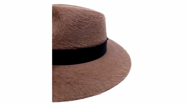 Voorbeeld: Ribslint op onbewerkte hoed