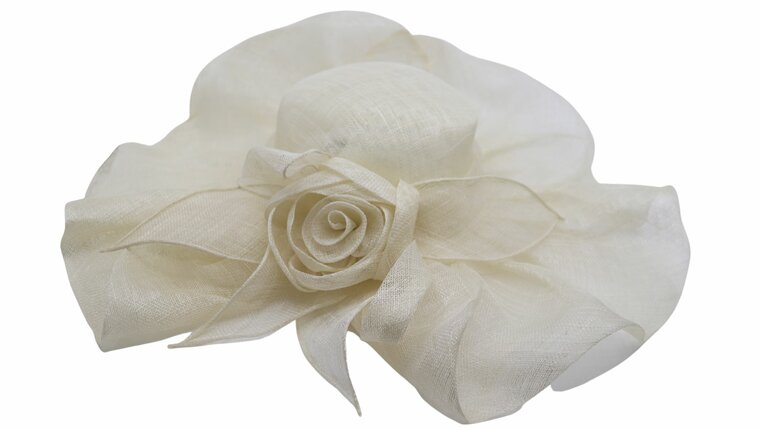 jos van dijck gelegenheidshoed plisse rand roos sinamay ivory