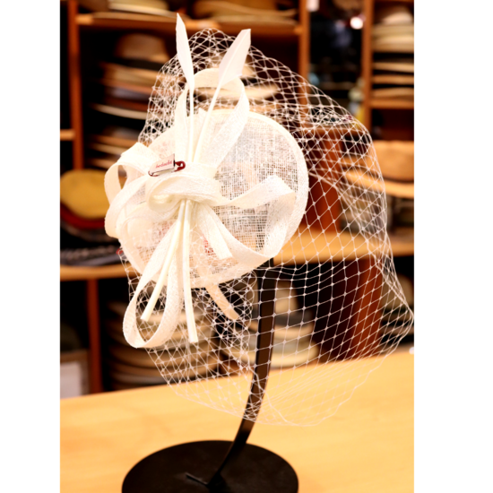 bedacht fascinator valetta sinamay en voile wit