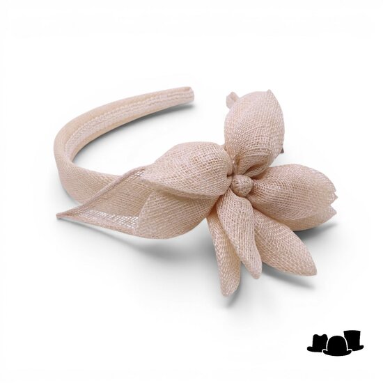 bedacht fascinator leeds bloem sinamay naturel
