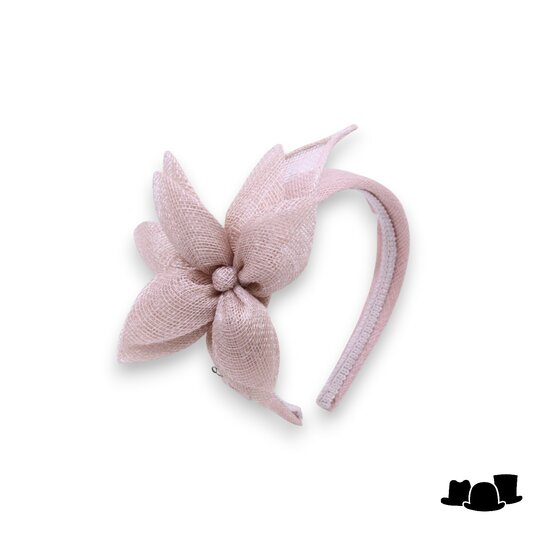 bedacht fascinator leeds bloem sinamay perzik roze