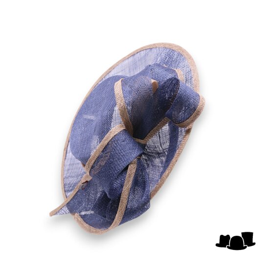 bedacht fascinator bristol matelot strik sinamay blauw camel