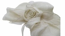 jos van dijck gelegenheidshoed plisse rand roos sinamay ivory