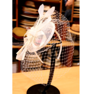 bedacht fascinator valetta sinamay en voile wit
