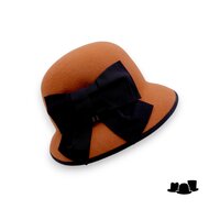 bedacht pot hoed met strik cirdan wolvilt oranje