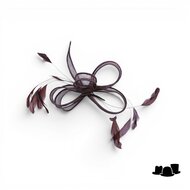 eigen atelier bespoke haarversiering loredana sinamay veren dark taupe