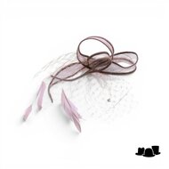 eigen atelier bespoke haarversiering fiorella small sinamay voile veren taupe