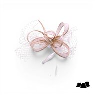 eigen atelier bespoke haarversiering fiorella sinamay voile veren naturel