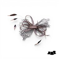 eigen atelier bespoke haarversiering fiorella sinamay voile veren taupe