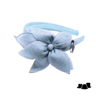 bedacht fascinator leeds bloem sinamay licht blauw 