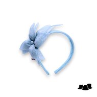 bedacht fascinator leeds bloem sinamay licht blauw 