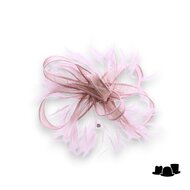 eigen atelier bespoke haarversiering ronda sinamay veren zacht roze