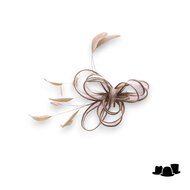 eigen atelier bespoke haarversiering loredana sinamay veren zand beige