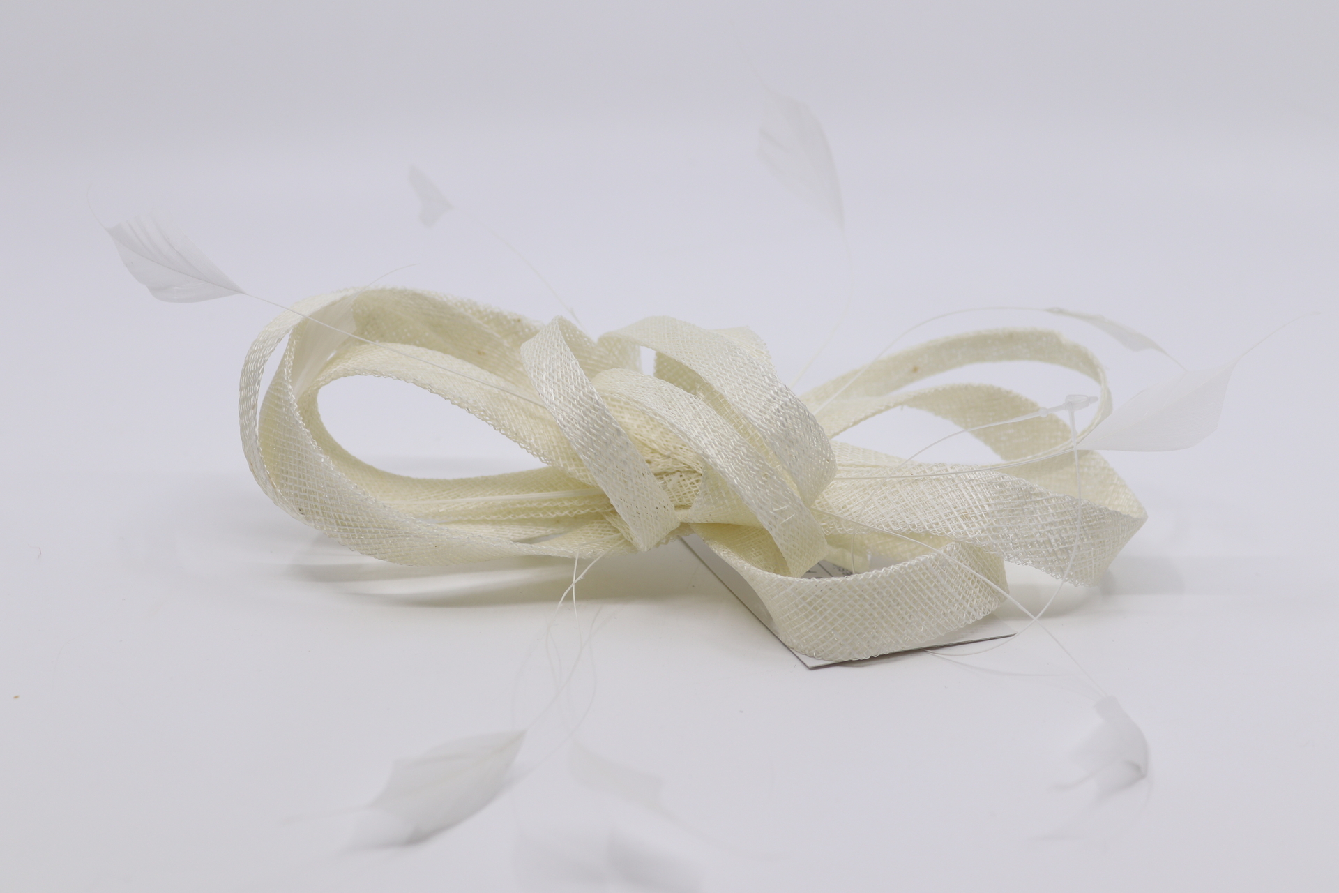 fischer haarversiering op kam krullen en veren ivory