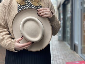 Is een hoed een kledingstuk?