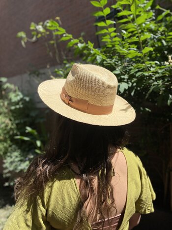 Hoe draag je een hoed als vrouw?