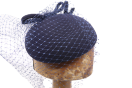 Jos van Dijck Fascinator Wolvilt Strik Voile Navy
