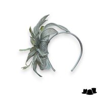 seeberger haarversiering diadeem becky sinamay en veren pine green