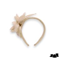 bedacht fascinator leeds bloem sinamay naturel