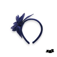 bedacht fascinator leeds bloem sinamay denim blauw