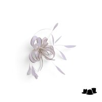 eigen atelier bespoke haarversiering ronda sinamay veren licht vanille